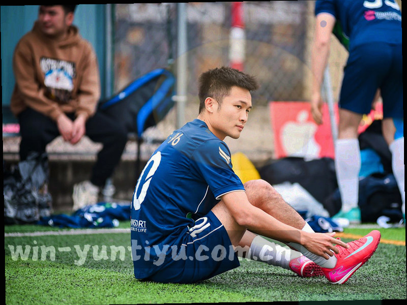 多个几何色块拼接成山峰形状，代表人协作